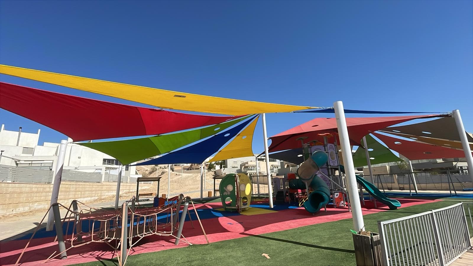 כחול, שמנת או שחור? האם צבע רשת ההצללה באמת משפיע על ההגנה?